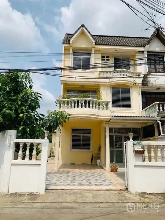 联排别墅 出租或出售在Huai Khwang, Bangkok - 曼谷辉煌区三层黄色联排别墅，带院内车位与弧形阳台