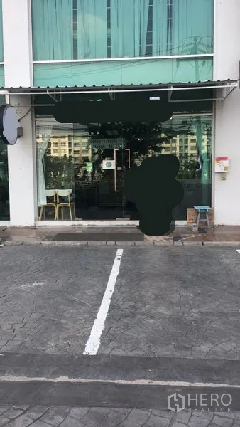 店屋 出售在Prawet, Bangkok - 曼谷Prawet店屋一层门面，落地玻璃、遮阳棚与专属停车位。