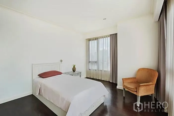 คอนโด ให้เช่าในKhlong San, Bangkok - ห้องนอนเดี่ยวอบอุ่น มีหน้าต่างบานใหญ่และเก้าอี้สีส้ม