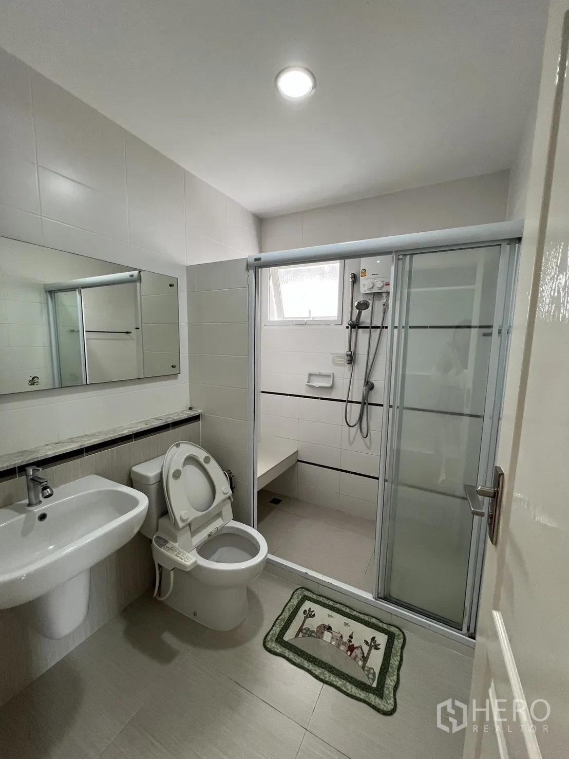 Detached House for rent in Bang Kapi, Bangkok - Ensuite bathroom with glass shower enclosure and modern fixtures.