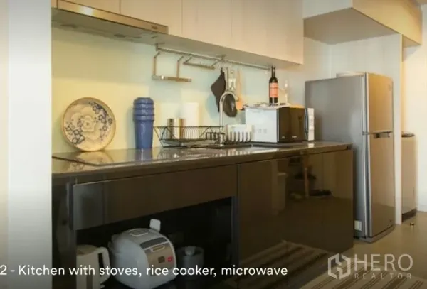 คอนโด ให้เช่าในPhaya Thai, Bangkok - ครัวสไตล์โมเดิร์นในคอนโดพญาไท ใกล้ BTS อารีย์ พร้อมตู้ลามิเนต เตา ไมโครเวฟ หม้อหุงข้าว และตู้เย็น