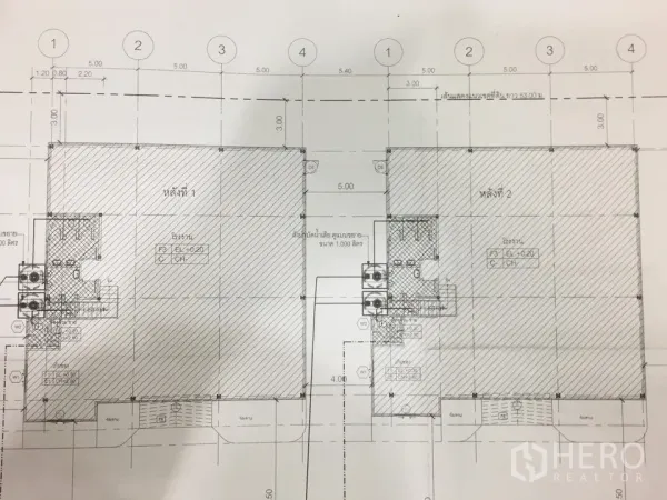 货栈 出租或出售在Khlong Luang, Pathum Thani - 平面图展示双仓库单元及办公室与服务区。