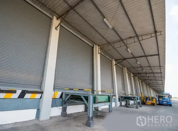 货栈 出租在Phra Nakhon Si Ayutthaya - 多组升高式装卸月台，卷帘门与调节板一字排开