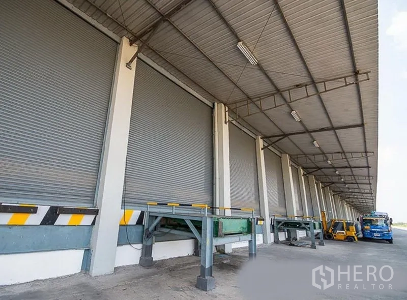 货栈 出租在Phra Nakhon Si Ayutthaya - 多组升高式装卸月台，卷帘门与调节板一字排开