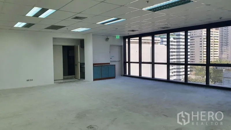 สำนักงาน ให้เช่าในWatthana, Bangkok - พื้นที่ทำงานโล่ง หน้าต่างบานใหญ่ มีมุมแพนทรีและประตูทางเข้า