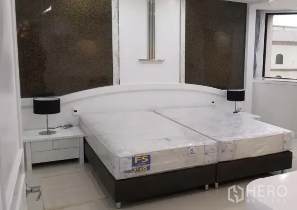 คอนโด ให้เช่าในKhlong Toei, Bangkok - ห้องนอนมีฐานเตียงคู่ โต๊ะหัวเตียงพร้อมโคมไฟ และหน้าต่างบานใหญ่