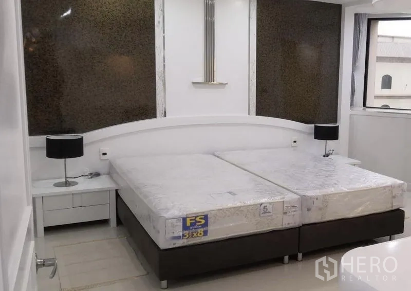 คอนโด ให้เช่าในKhlong Toei, Bangkok - ห้องนอนมีฐานเตียงคู่ โต๊ะหัวเตียงพร้อมโคมไฟ และหน้าต่างบานใหญ่