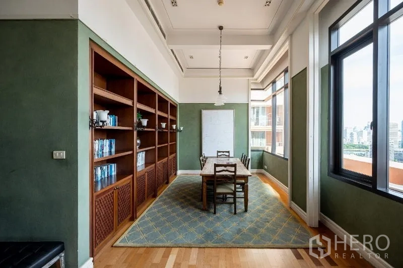 คอนโด ขาย - ห้องสมุดและพื้นที่ประชุมของโครงการ ชั้นสูง วิวเมือง พร้อมชั้นวางหนังสือ