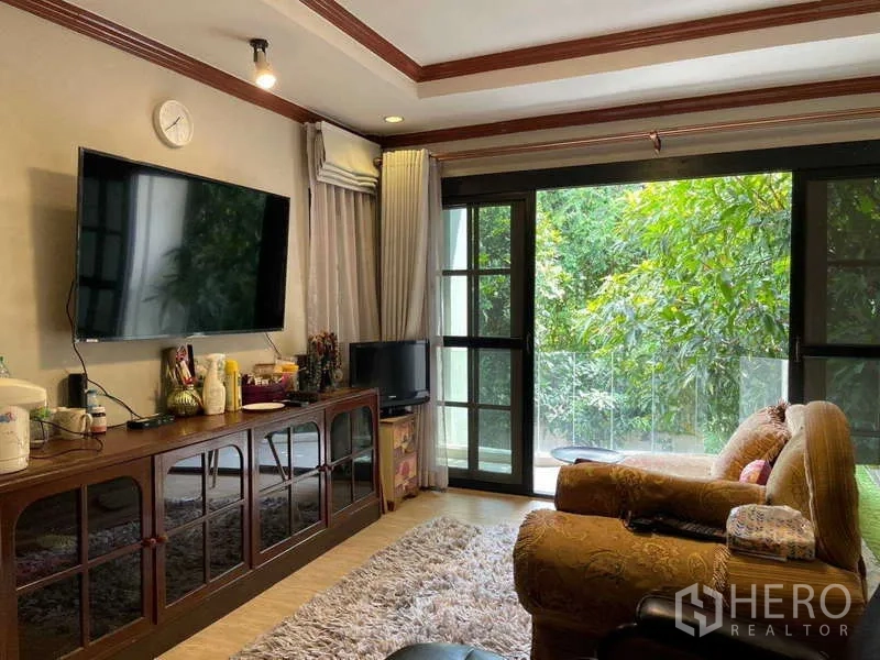 带办公室的家 出租在Watthana, Bangkok - 客厅设推拉落地窗，面向浓密绿景