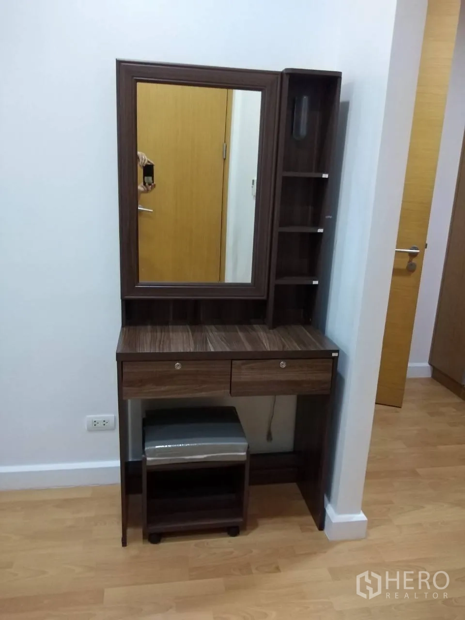 คอนโด ให้เช่าในKhlong Toei, Bangkok - มุมโต๊ะเครื่องแป้งไม้พร้อมกระจก ชั้นวาง และสตูล์