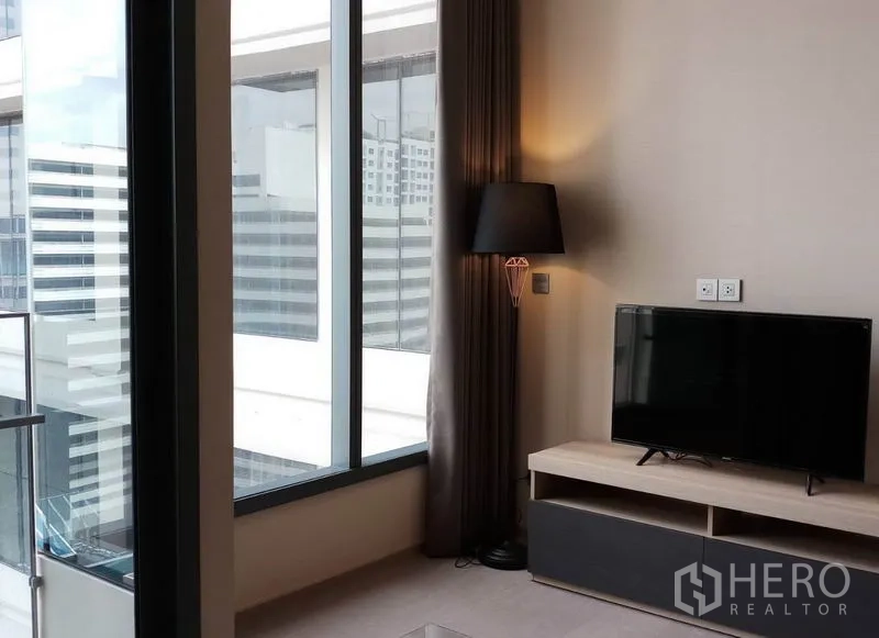公寓 出租在Khlong Toei, Bangkok - 落地窗转角空间，电视柜与落地灯，可眺望曼谷楼群