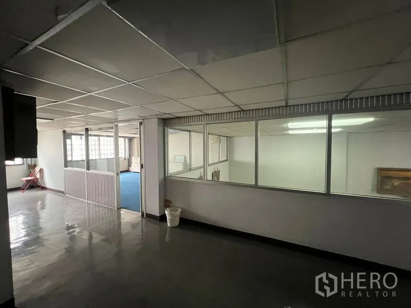 店屋 出售 - 楼层走廊，内窗与隔间