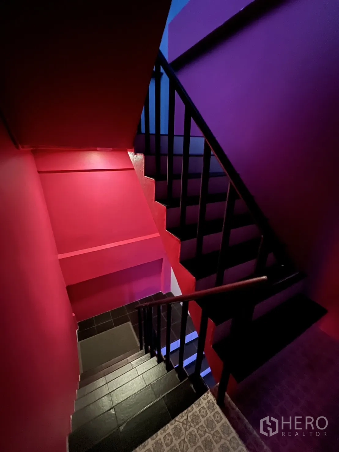 อาคารพาณิชย์ ให้เช่าหรือขายในWatthana, Bangkok - บันไดสีสันสดใส สีชมพู–ม่วง ราวสีดำ