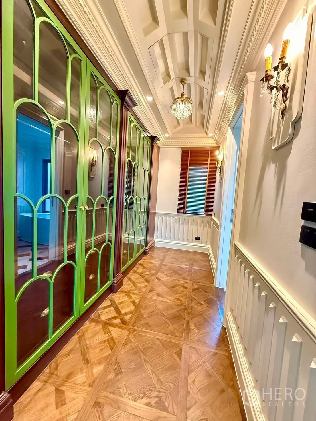 บ้านเดี่ยว for rent in Bang Kapi, Bangkok - โถงทางเดินพื้นปาร์เกต์พร้อมตู้บิลท์อินกระจกกรอบสีเขียว.