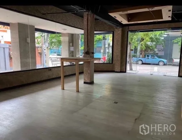 零售空间 出租在Bang Rak, Bangkok - 邦叻街边商铺，落地窗与浅色木地板，临街展示醒目。