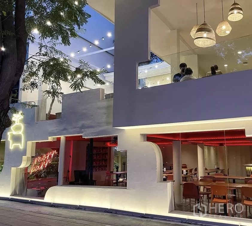 พื้นที่ขายปลีก ให้เช่าในSathon, Bangkok - ด้านนอกร้านยามค่ำ แสงไฟสวย หน้าต่างทรงเรขาคณิต ป้ายไฟนีออน และโถงรับประทาน