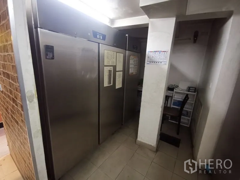 店屋 出租在Bangkok - 大型商用冷柜，旁设小型办公角落。