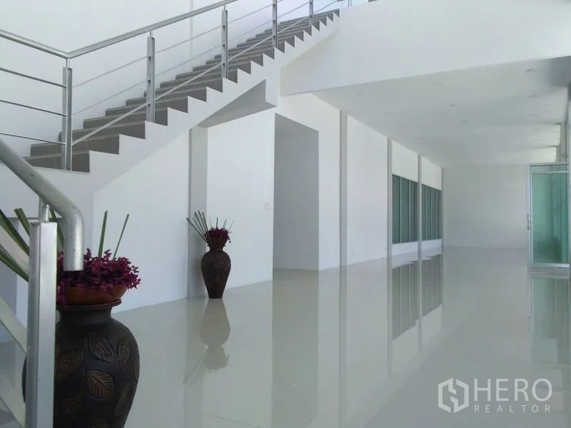 โรงงาน ขายในBang Sao Thong, Samut Prakan - พื้นที่ต้อนรับชั้นล่างมีบันไดและแจกันตกแต่ง.