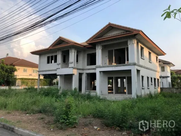 บ้าน ขายในLam Luk Ka, Pathum Thani - ภาพมุมเอียงของตัวบ้านสองชั้น โถงชั้นล่างเปิดโล่งและพื้นที่รอบบ้านกว้าง