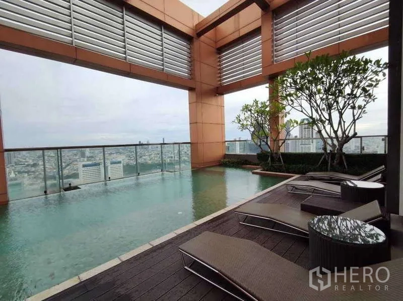 公寓 出租在Bang Rak, Bangkok - 屋顶泳池，躺椅与曼谷全景