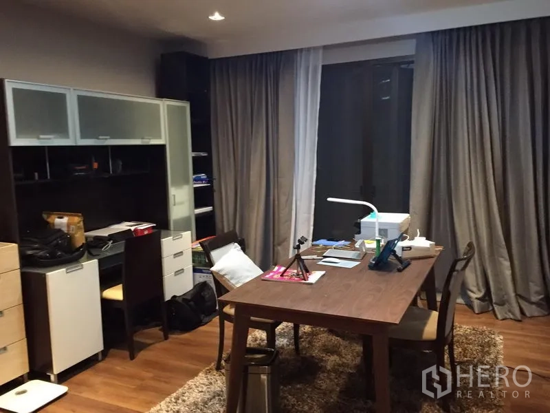 คอนโด ขายในWatthana, Bangkok - ห้องทำงานภายในบ้าน โต๊ะขนาดใหญ่ ตู้เก็บของ และผ้าม่านเต็มความสูง