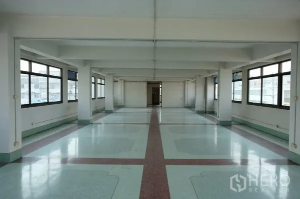 办公空间 出租 - 宽敞空置办公层，三面大窗与柱网布局，亮面地坪，适合二次装修，靠近轻轨。
