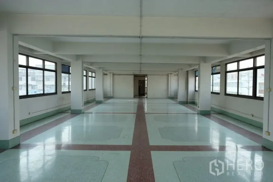 办公空间 出租 - 宽敞空置办公层，三面大窗与柱网布局，亮面地坪，适合二次装修，靠近轻轨。