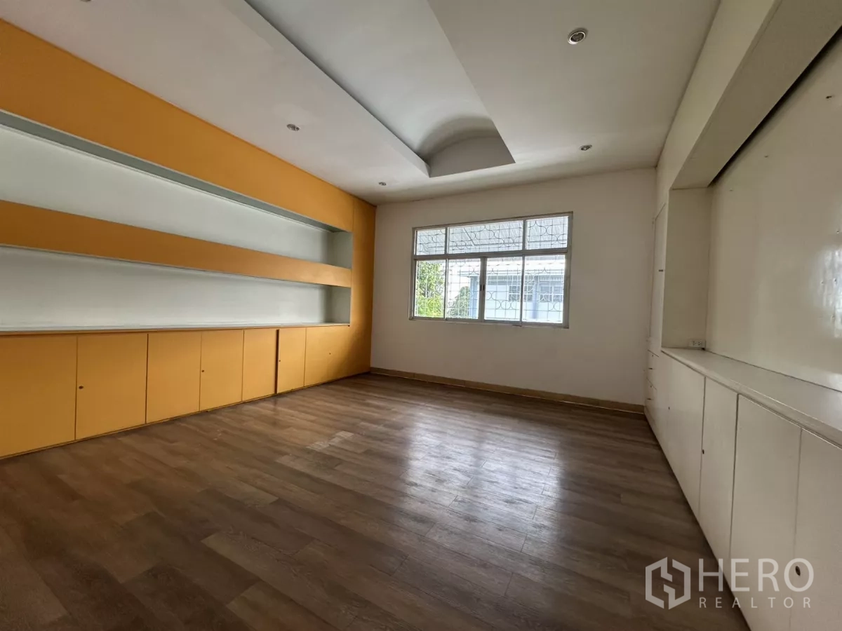 คลังสินค้า ให้เช่าในPhra Khanong, Bangkok - ห้องทำงานส่วนตัว ตู้บิลท์อิน ผนังไฮไลต์ และหน้าต่าง