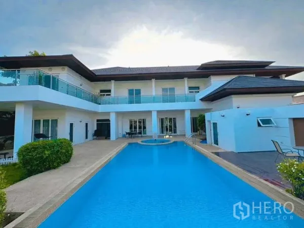 Detached House for rent or sale in Bang Phli, Samut Prakan - Large private swimming pool centered in a contemporary two‑storey villa