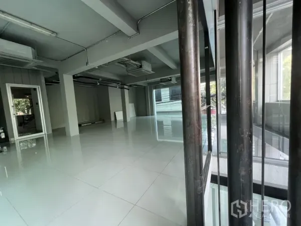 พื้นที่ขายปลีก ให้เช่าในBang Rak, Bangkok - มุมมองผ่านผนังกระจก เห็นพื้นที่ร้านสว่าง โล่ง พื้นกระเบื้อง