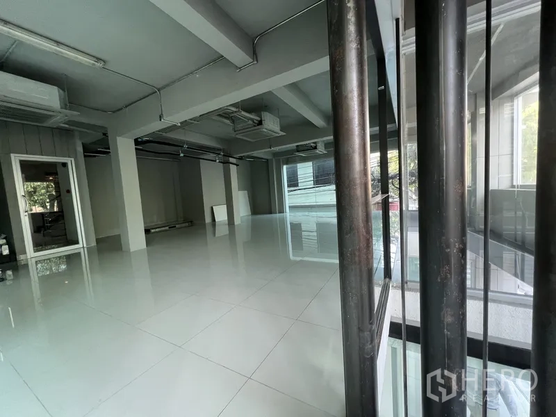 พื้นที่ขายปลีก ให้เช่าในBang Rak, Bangkok - มุมมองผ่านผนังกระจก เห็นพื้นที่ร้านสว่าง โล่ง พื้นกระเบื้อง