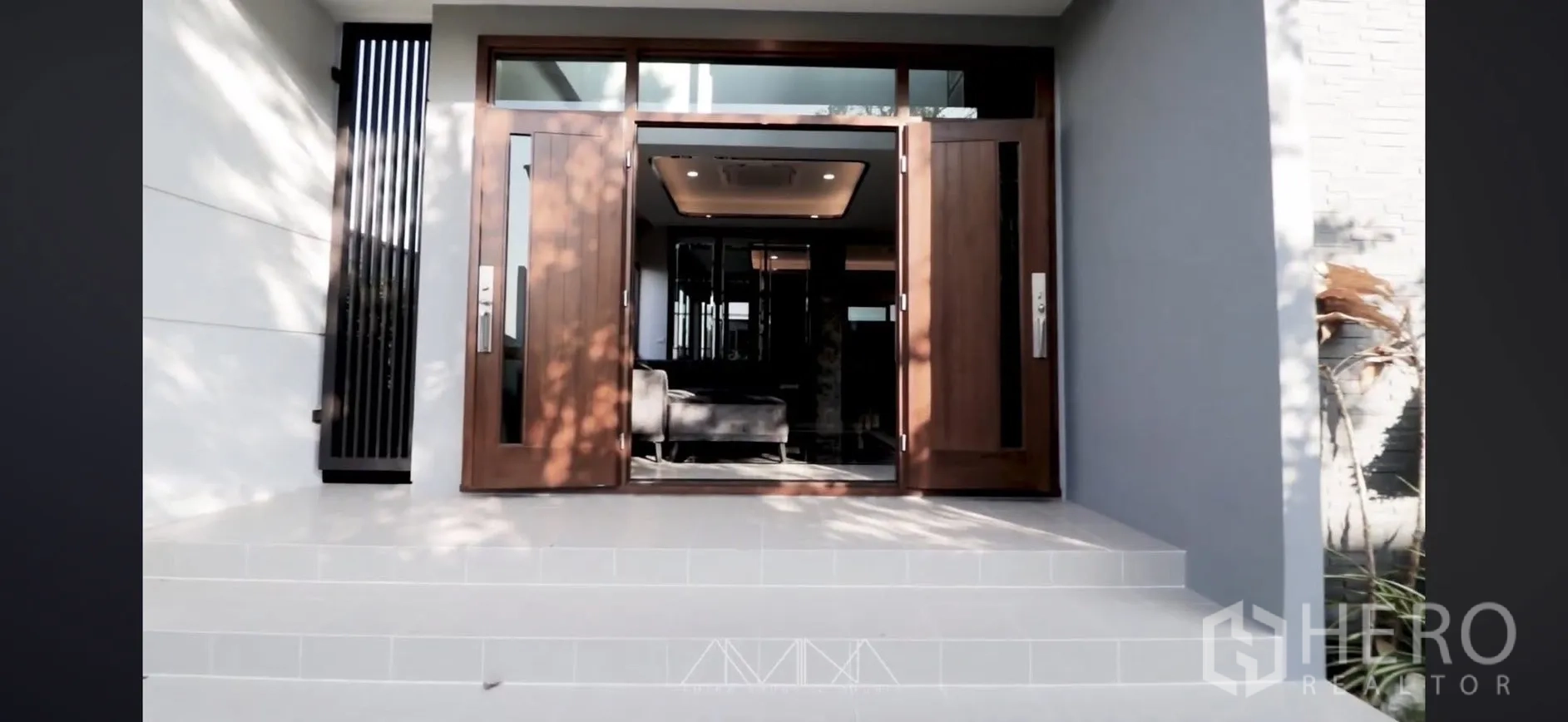 Detached House for rent in Saphan Sung, Bangkok - Contemporary entrance with wide wooden double doors and steps.