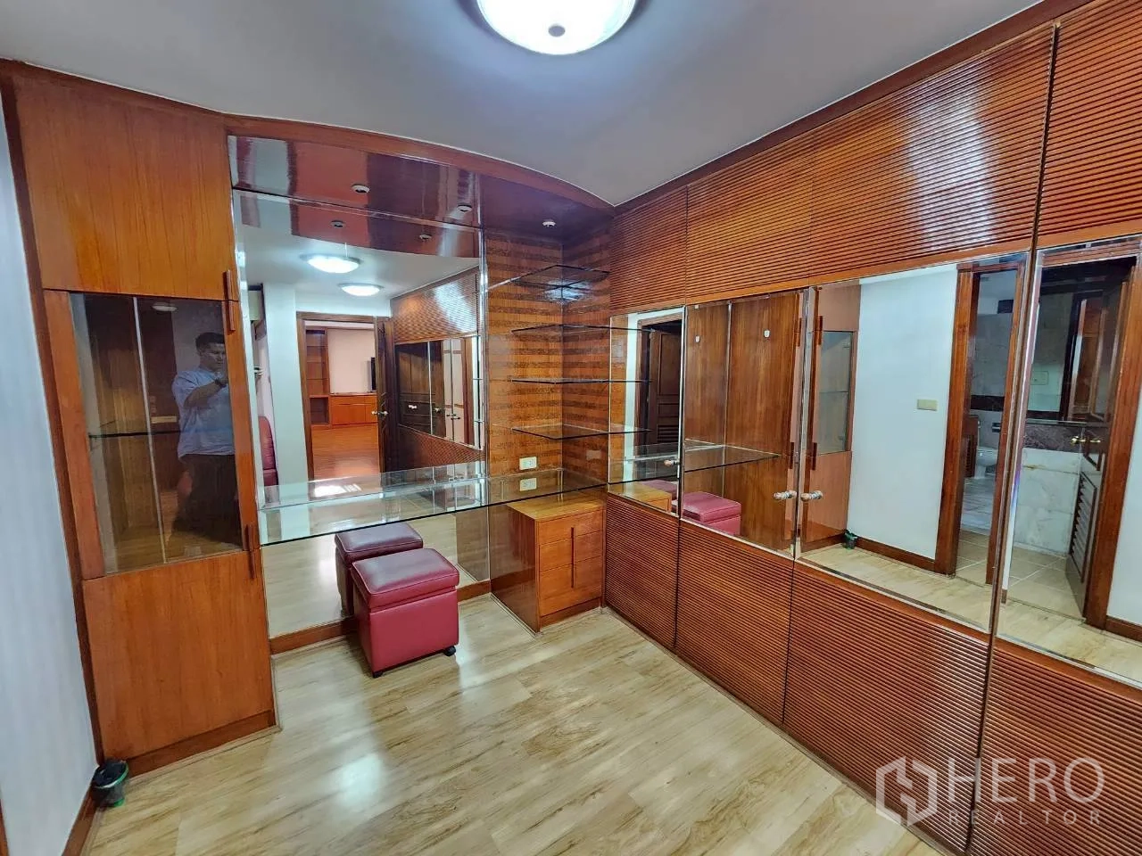 คอนโด ให้เช่าในKhlong Toei, Bangkok - ห้องแต่งตัวกระจกเต็มผนัง พร้อมชั้นกระจกและตู้ไม้บิวท์อิน