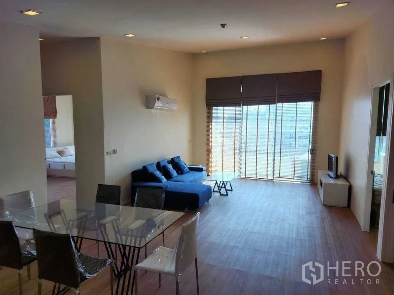 คอนโด ให้เช่าในPhaya Thai, Bangkok - ห้องนั่งเล่นและทานอาหารแบบเปิดโล่ง โซฟา ประตูกระจก และหน้าต่างบานกว้าง