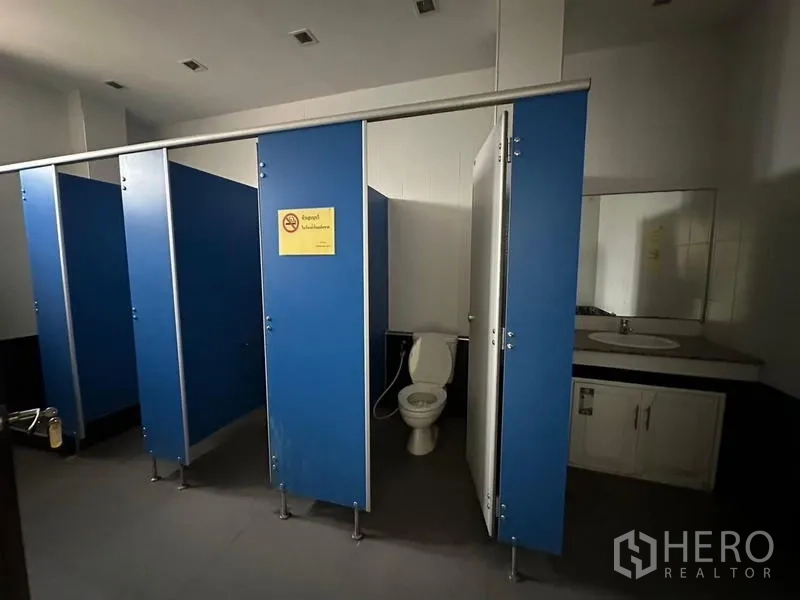 货栈 出租在Prawet, Bangkok - 卫生间，蓝色隔间与洗手台