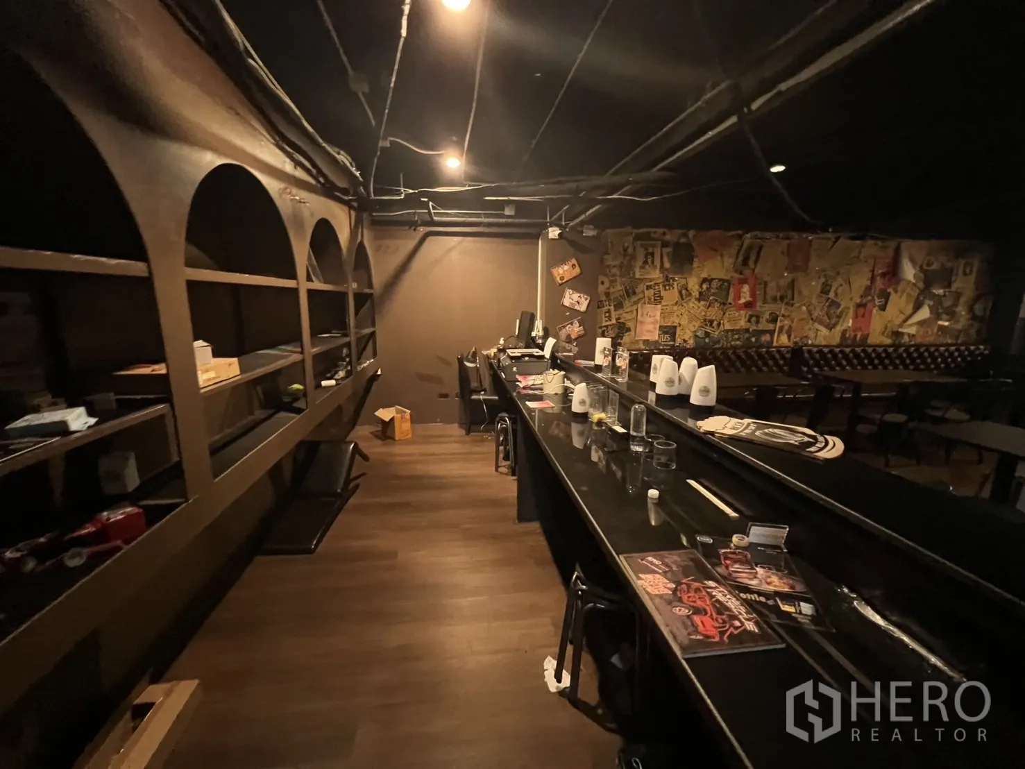 零售空间 出租在Watthana, Bangkok - 服务吧区，长黑色操作台与拱形陈列架