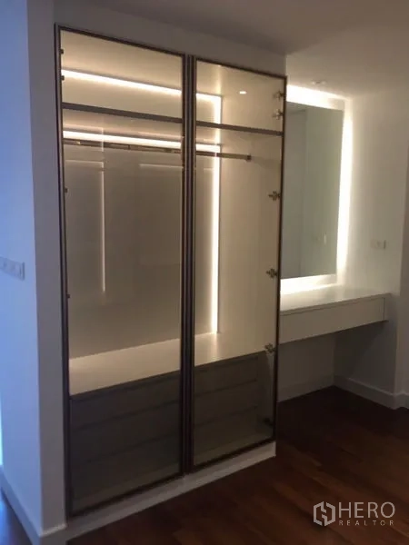 คอนโด ให้เช่า - วอล์กอินคลอเซ็ต ตู้เสื้อผ้าบานกระจกและโต๊ะเครื่องแป้งติดไฟ