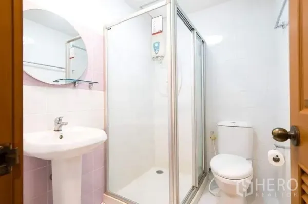 公寓 出租或出售在Bang Phlat, Bangkok - 明亮卫生间，玻璃淋浴房、立柱盆与坐便器。