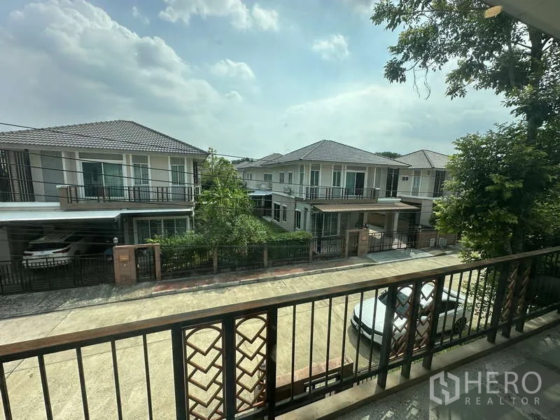 บ้าน ขายในSai Mai, Bangkok - วิวระเบียงมองเห็นถนนในโครงการและบ้านข้างเคียง