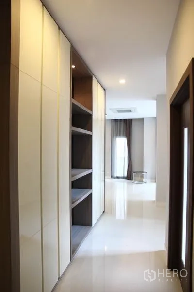独立式住宅 出租在Bang Na, Bangkok - 宽敞走廊，内置开放式置物架与亮面地面
