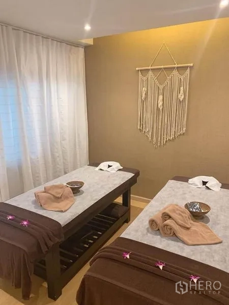 อาคารพาณิชย์ ให้เช่าในKhlong Toei, Bangkok - ห้องทรีตเมนต์คู่พร้อมเตียงนวดสองเตียงและตกแต่งโทนอุ่น
