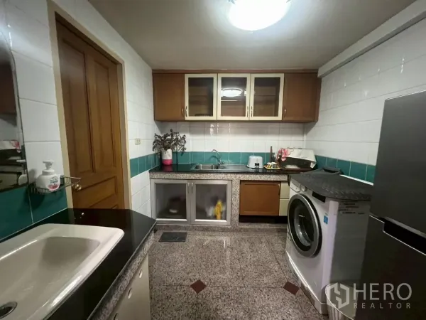 店屋 出租在Bang Rak, Bangkok - 紧凑备餐厨房，花岗岩台面、瓷砖挡板、水槽和洗衣机。