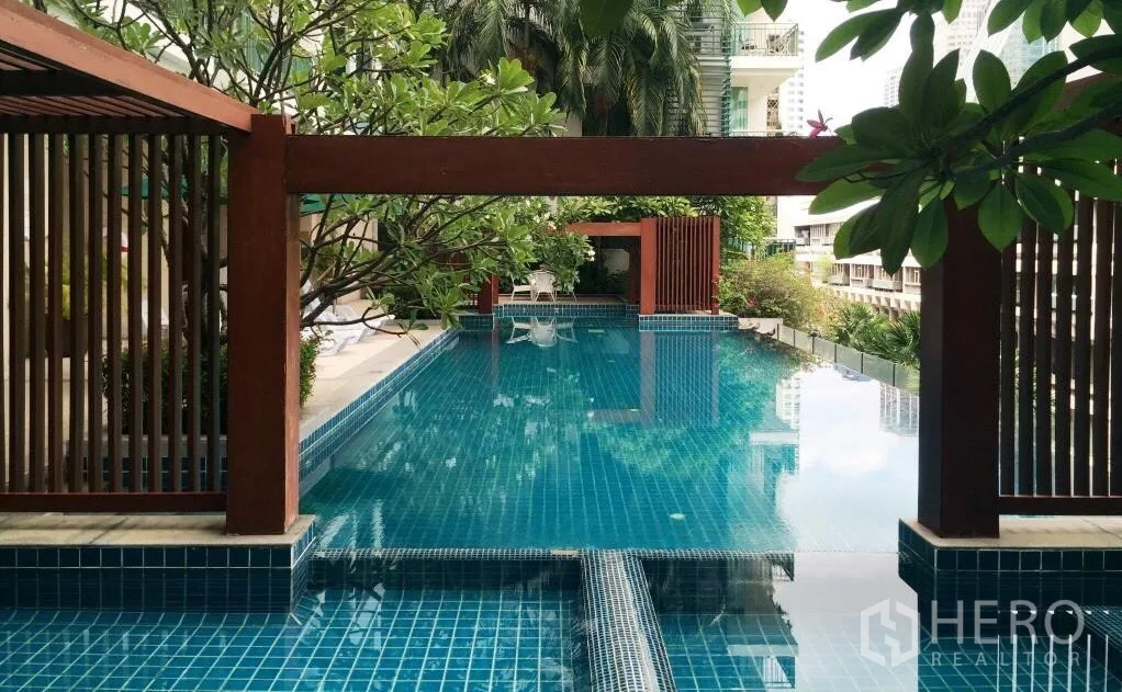 คอนโด ให้เช่าในWatthana, Bangkok - สระว่ายน้ำคอนโดพร้อมศาลาไม้และสวนร่มรื่น
