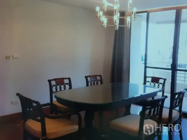 คอนโด ให้เช่าในWatthana, Bangkok - ห้องทานอาหารโต๊ะกระจกวงรี ประตูบานเลื่อนออกระเบียง และโคมไฟแขวนร่วมสมัย