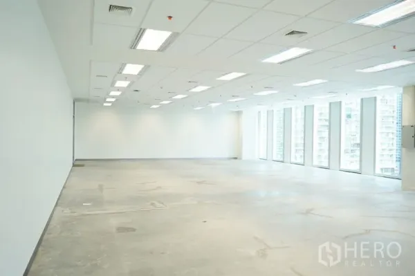 办公空间 出租在Bang Na, Bangkok - 大面积毛坯办公区，格栅吊顶与灯带，整排高窗。