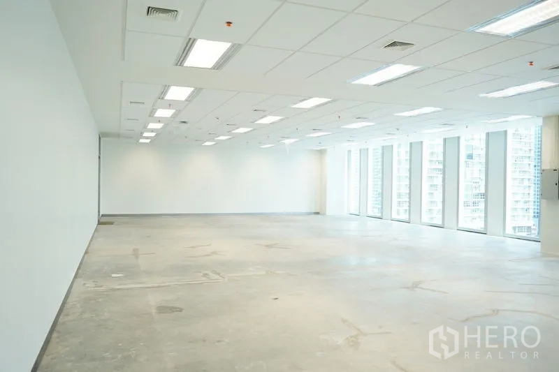 办公空间 出租在Bang Na, Bangkok - 大面积毛坯办公区，格栅吊顶与灯带，整排高窗。