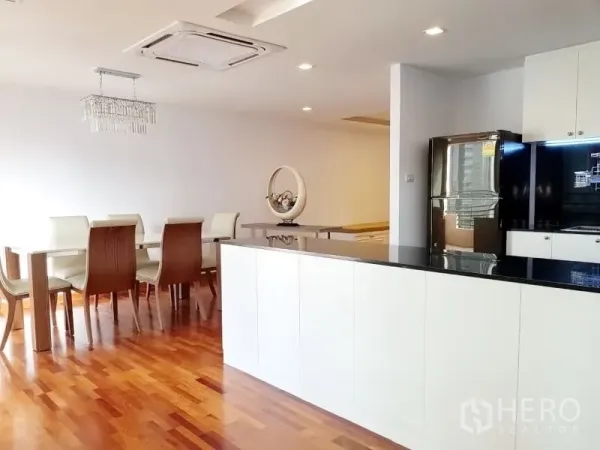 公寓 出租在Watthana, Bangkok - 开放式厨房带长岛台，连接六人餐区。