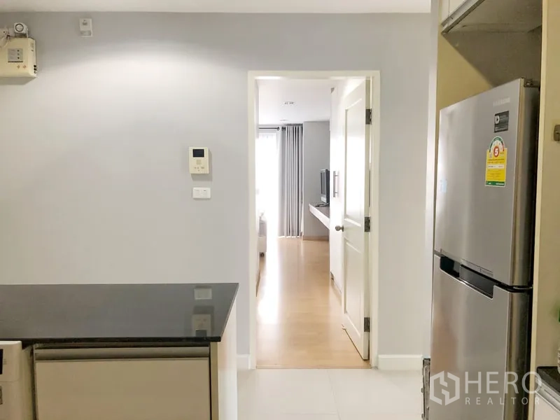 คอนโด ให้เช่าหรือขายในKhlong Toei, Bangkok - โถงครัวพร้อมตู้เย็น มองไปยังทางเข้าห้องนอน