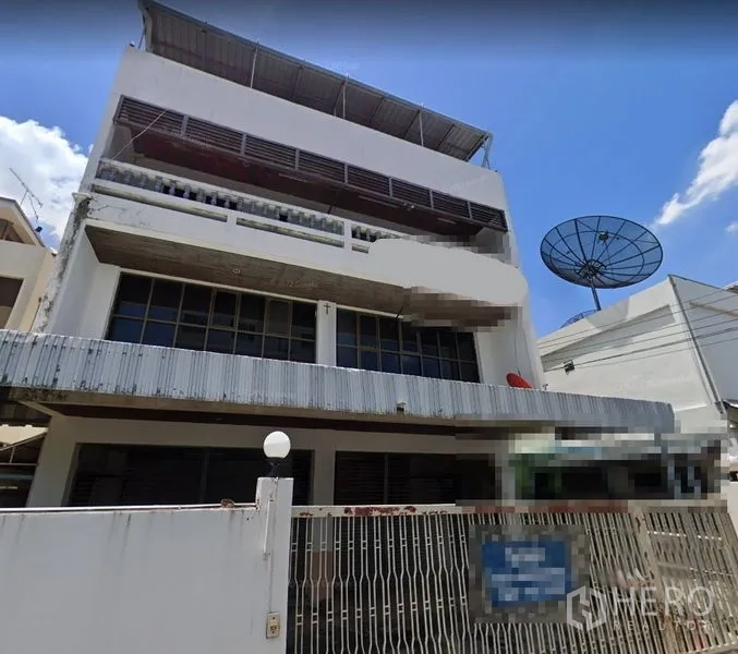 สำนักงานที่บ้าน ให้เช่าในSuan Luang, Bangkok - อาคารโฮมออฟฟิศหลายชั้นพร้อมรั้วหน้าอาคาร หน้าต่างกระจกบานกว้าง กันสาดโลหะ และหลังคา ใต้ท้องฟ้าสดใส