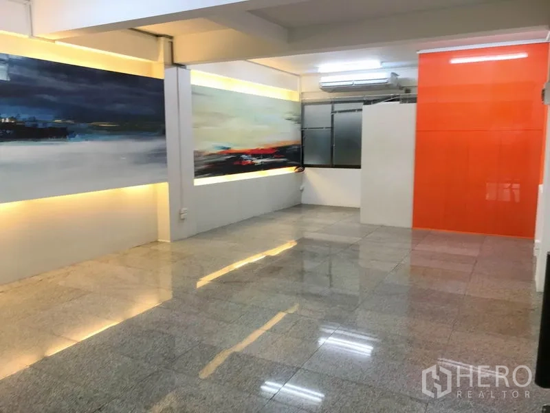 办公空间 出租在Suan Luang, Bangkok - 现代会议室/工作室，橙色特色墙与氛围灯带。